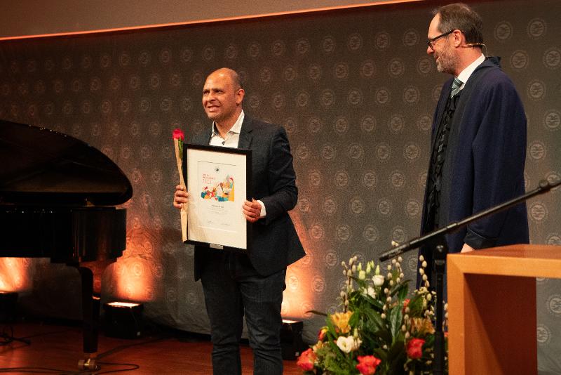 Mohammed Ezat-06025.jpg Portrettfoto av glad mann.